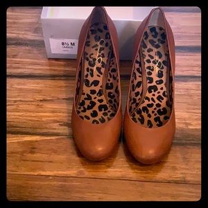 Jessica Simpson round toe pumps 8.5 EUC